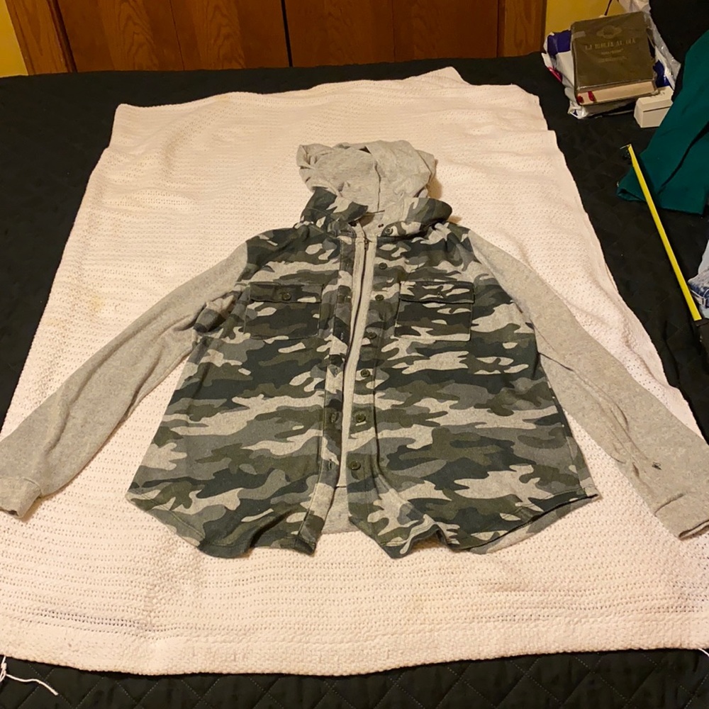 No boundaries extra large sweatshirt, camouflaged, size 15 to 17